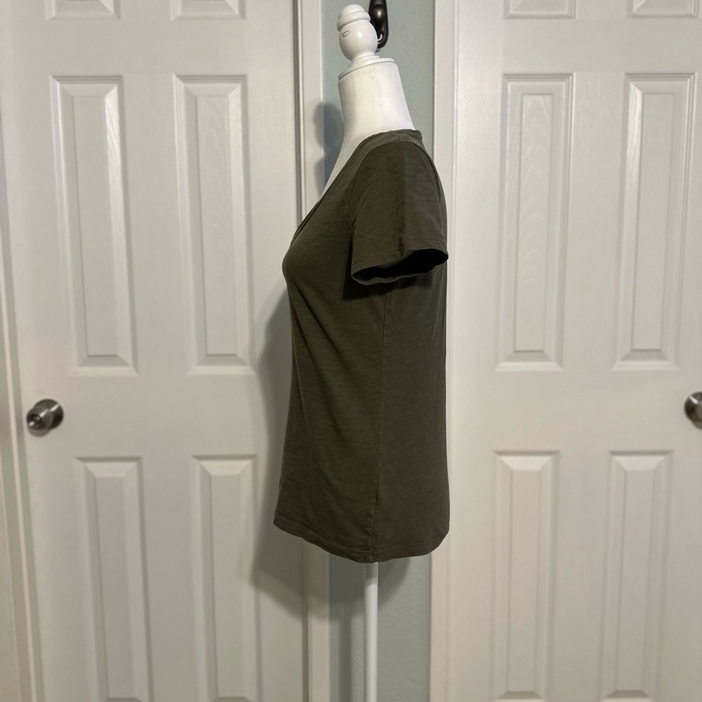Universal Thread Green V-neck Short Sleeve Tee Size: Small - Picture 3 of 6